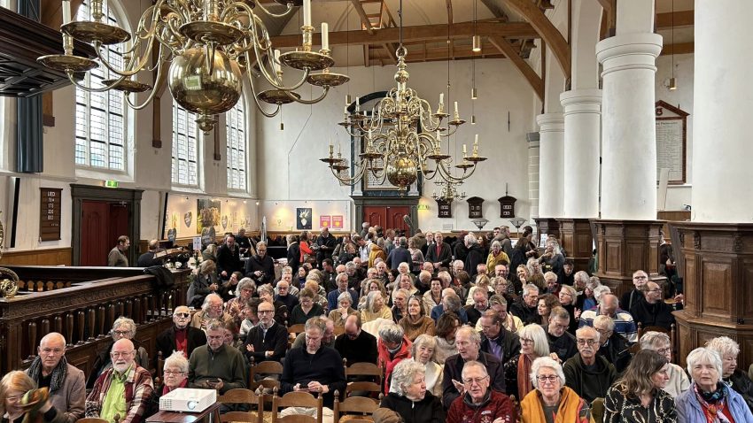 Bomvolle kerk in Broek in Waterland