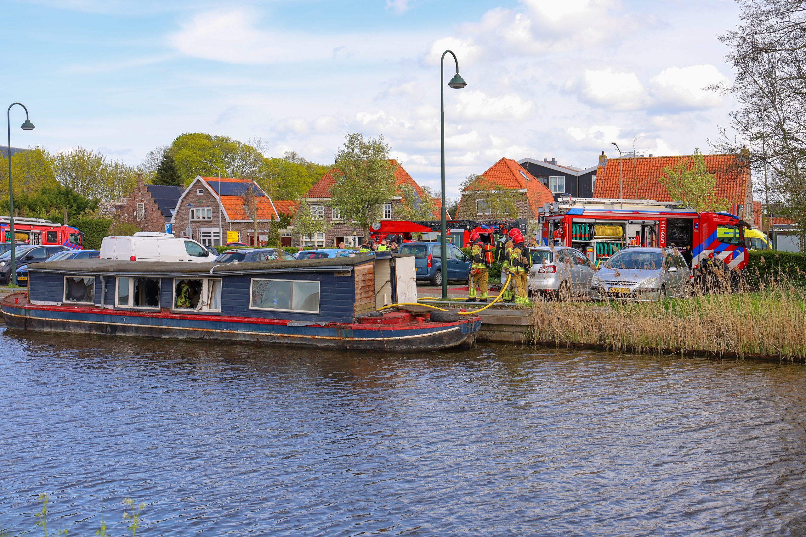 Woonboot in brand aan de Nieuwpoortslaan in Monnickendam