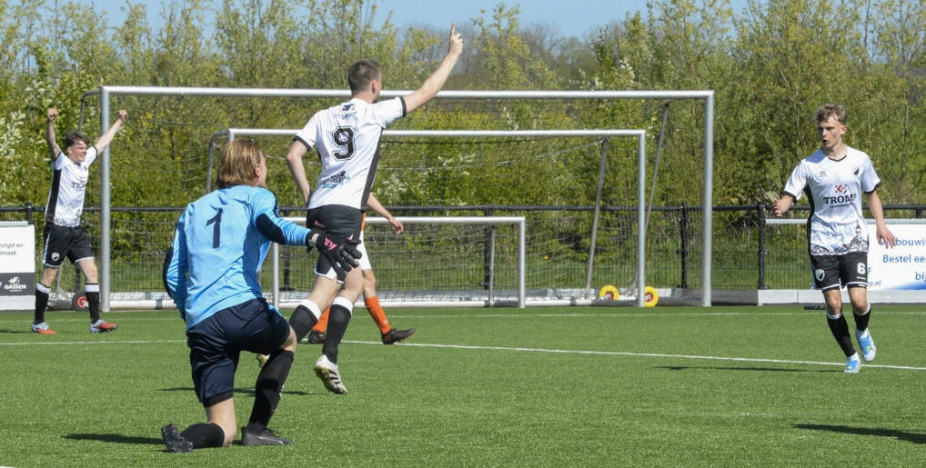 SV Marken houdt waarschijnlijke kampioen op 1-1 -