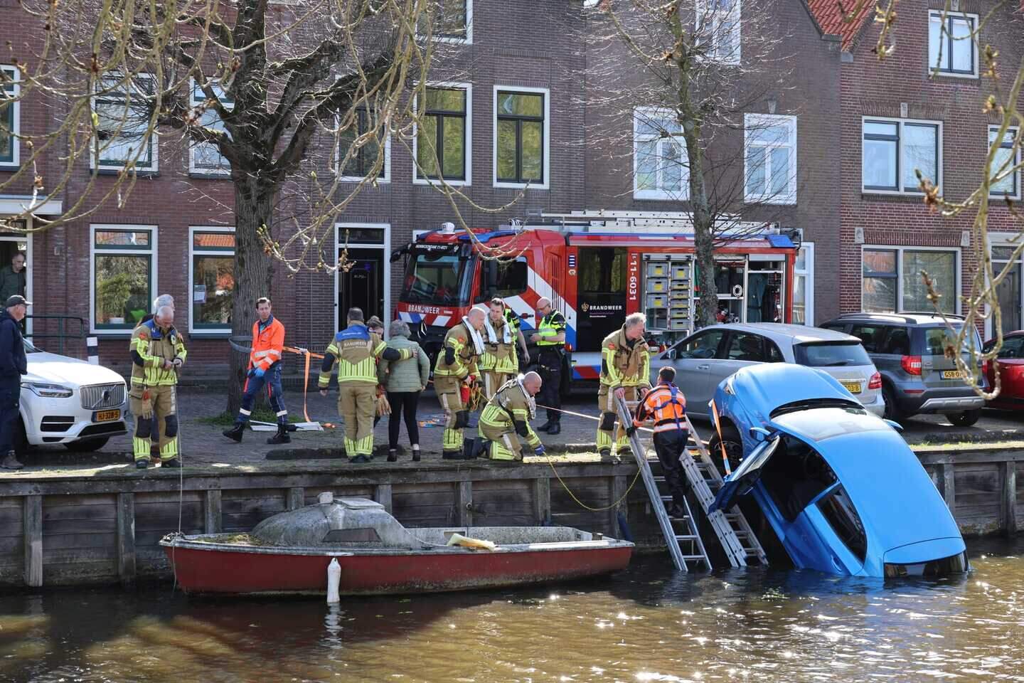 Vrouw rijdt met auto gracht in op Oude Zijds Burgwal in Monnickendam