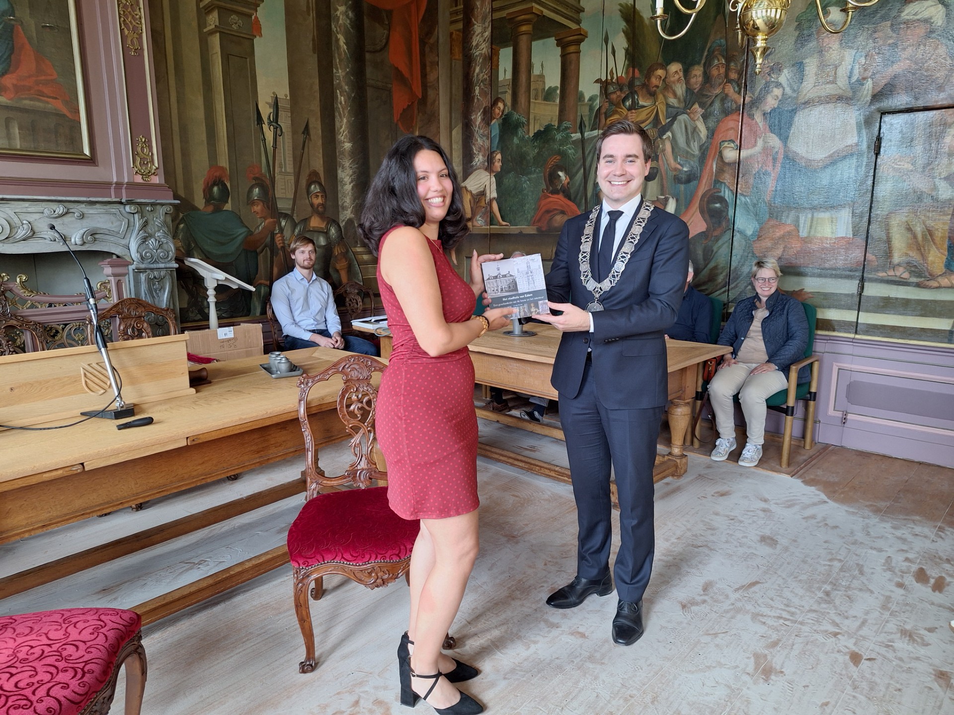 Nieuw boek over het stadhuis van Edam gepresenteerd -
