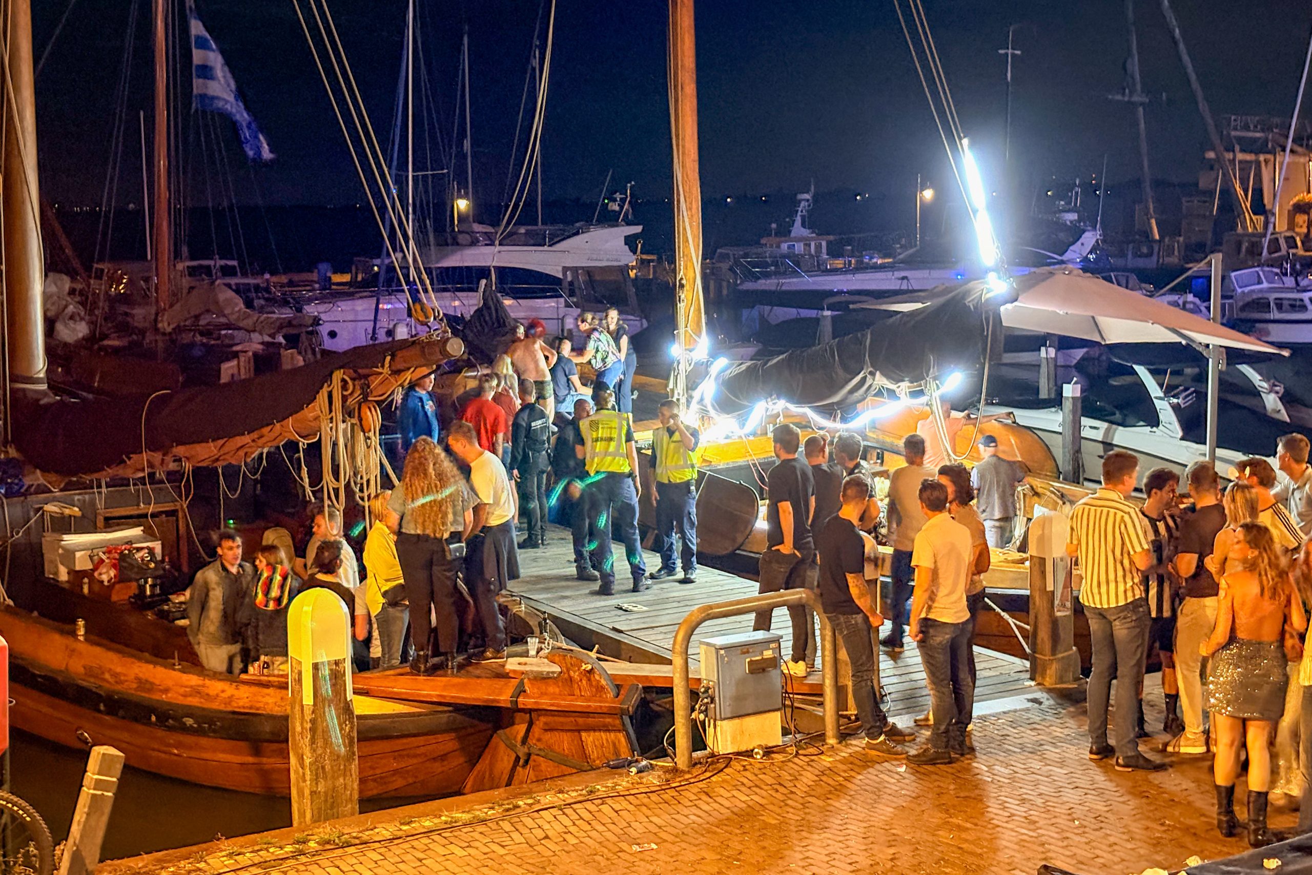 Persoon te water in haven Volendam -