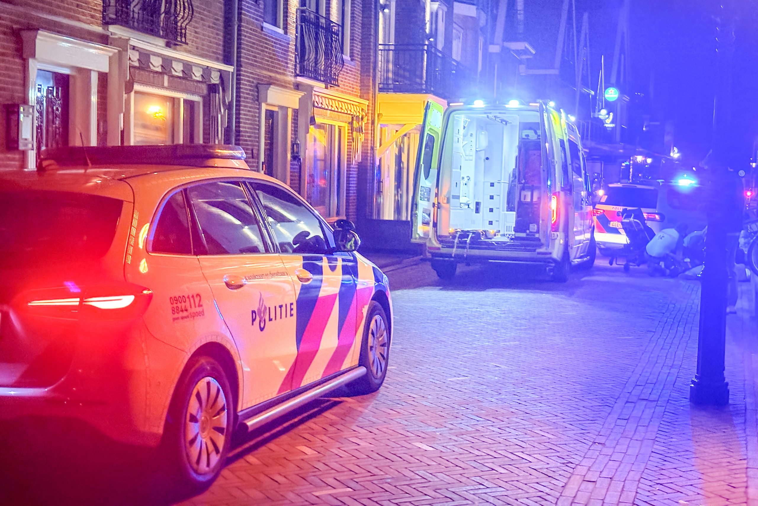 Omstanders schieten te hulp na hulpgeroep in Volendam -