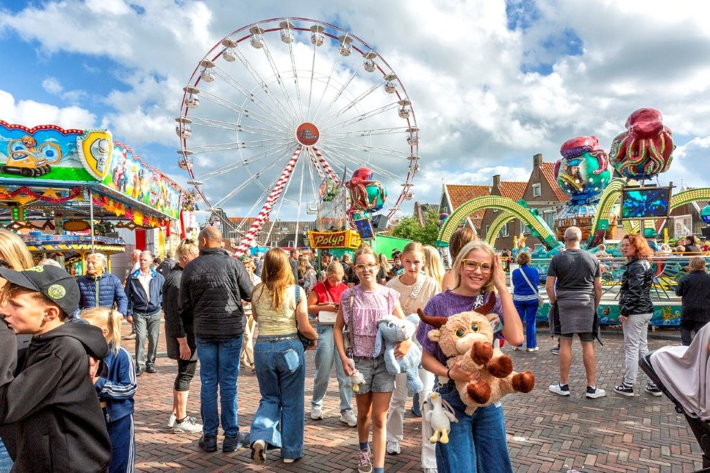 Kermissen in Edam en Volendam gezellig en beheersbaar verlopen -