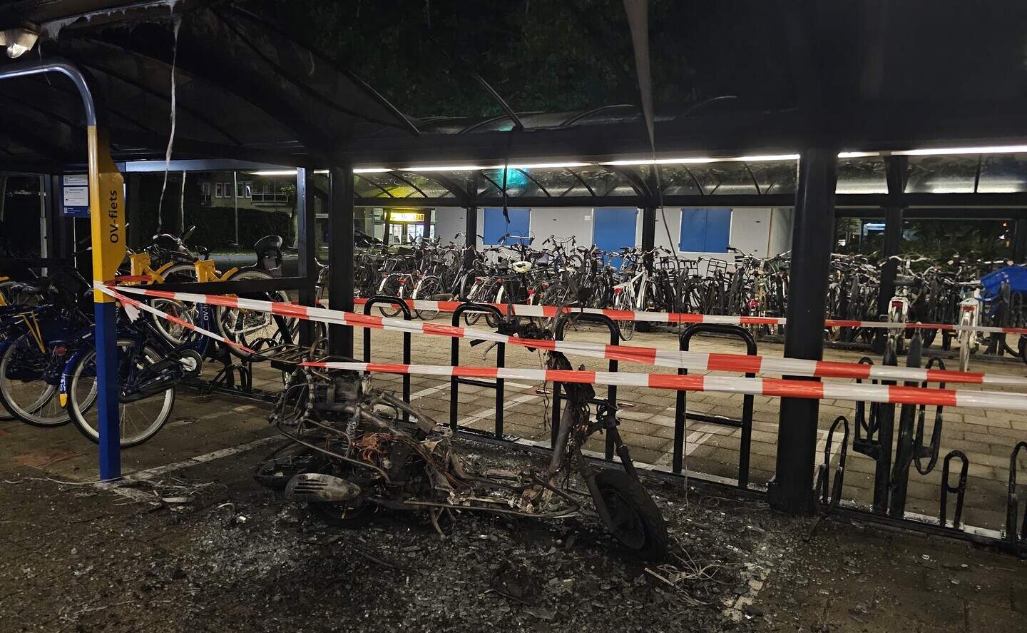 Brommer uitgebrand bij station Purmerend, deel dak fietsenstalling gesmolten -