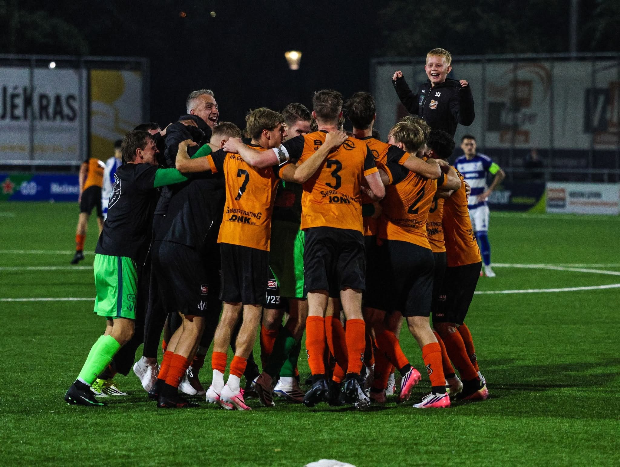 RKAV Volendam overleeft zinderende bekeravond en knikkert Spakenburg eruit -