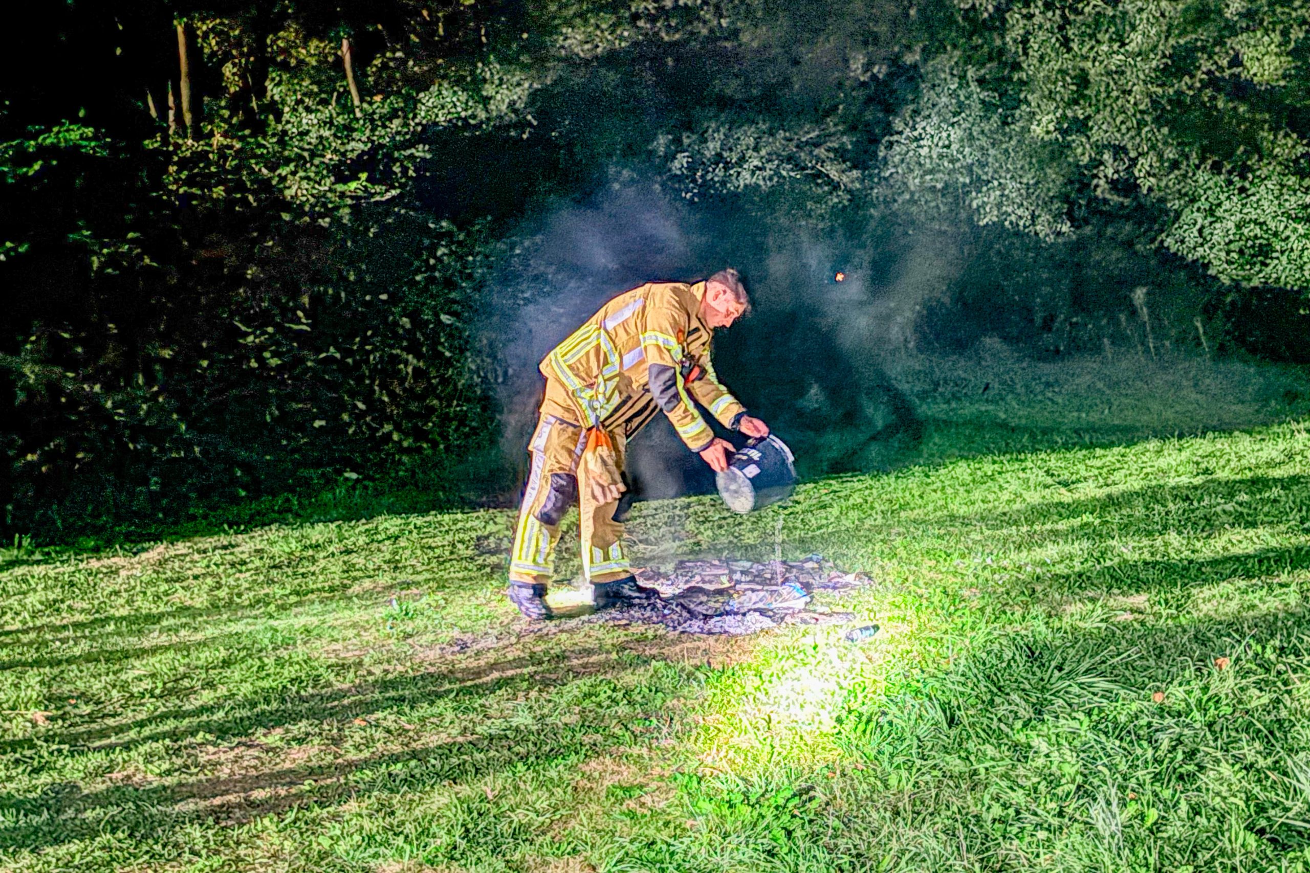 Brand op grasveld op Volendam onder controle -