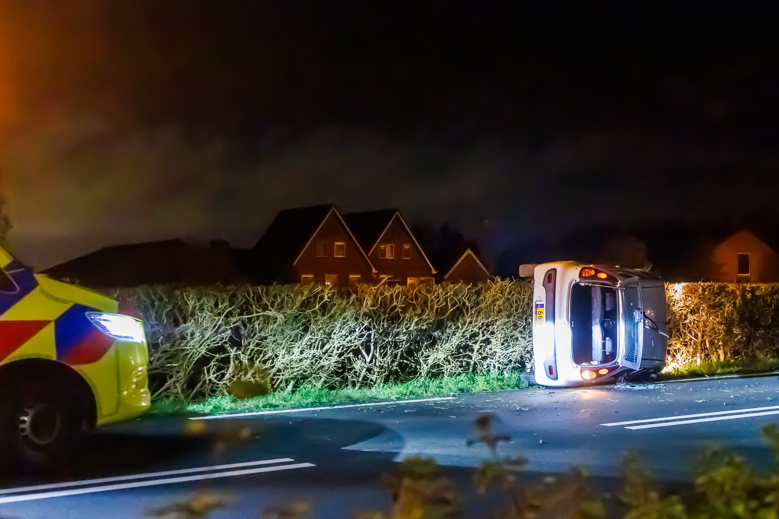 Auto kantelt na eenzijdig ongeval in Watergang -