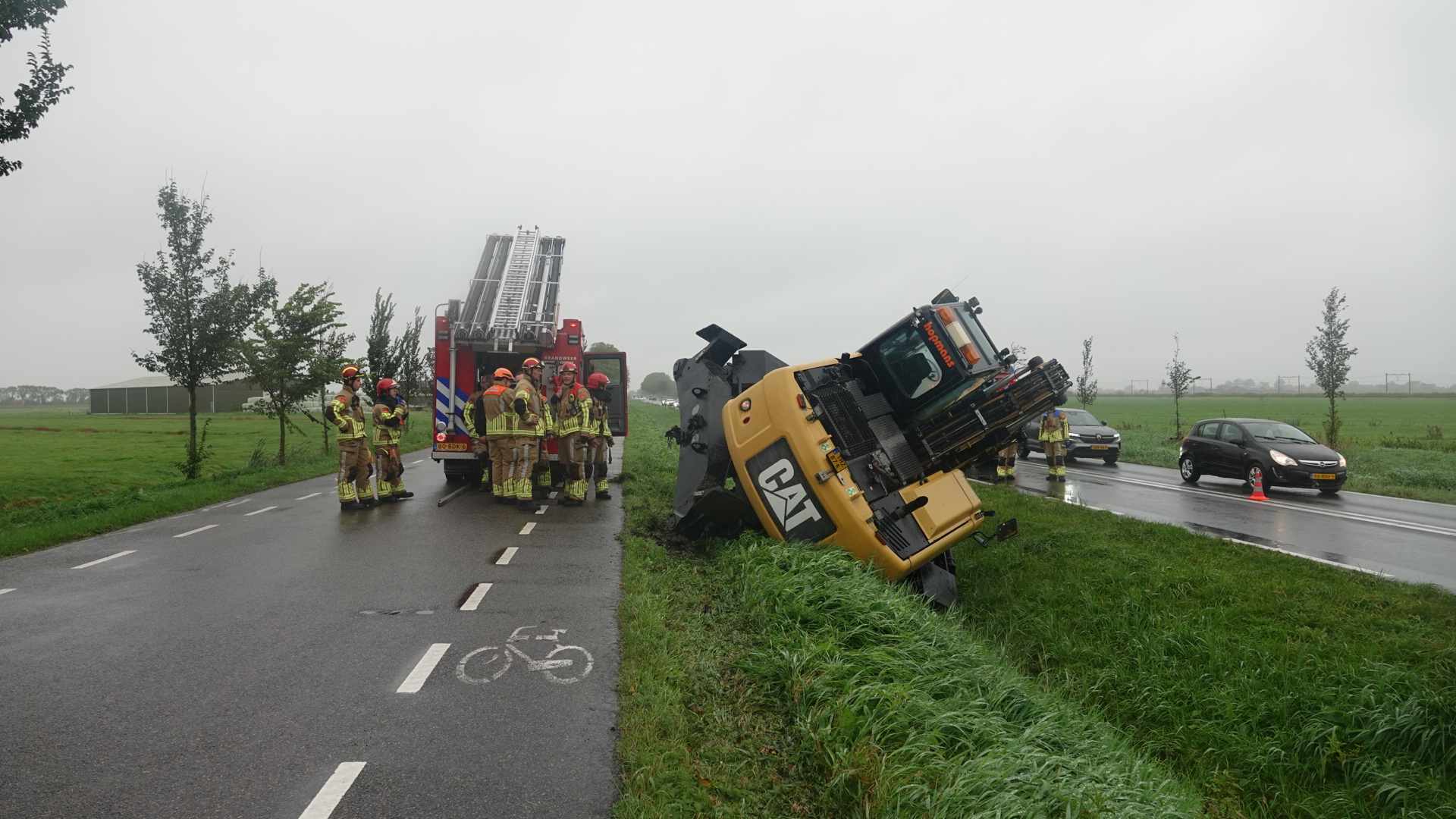 Graafmachine dreigt te kantelen langs N247 bij Oosthuizen: weg deels afgesloten -