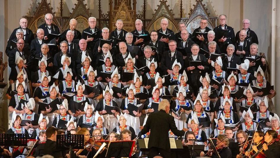 Volendams Opera Koor jubileert in groot operaconcert -