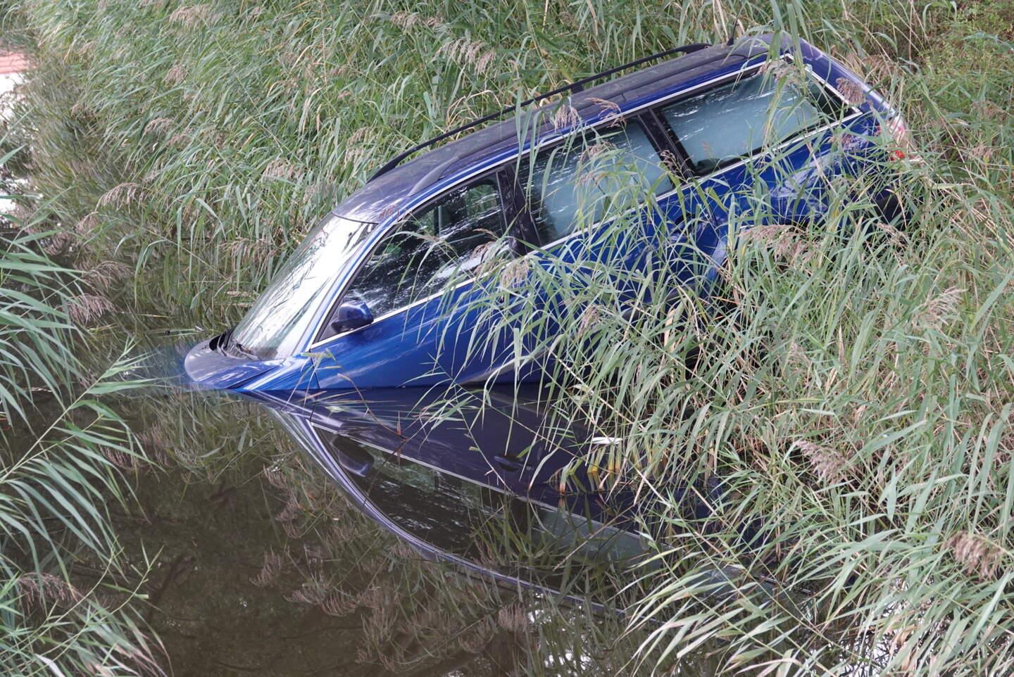 Auto te water bij eenzijdig ongeval in Purmerend -