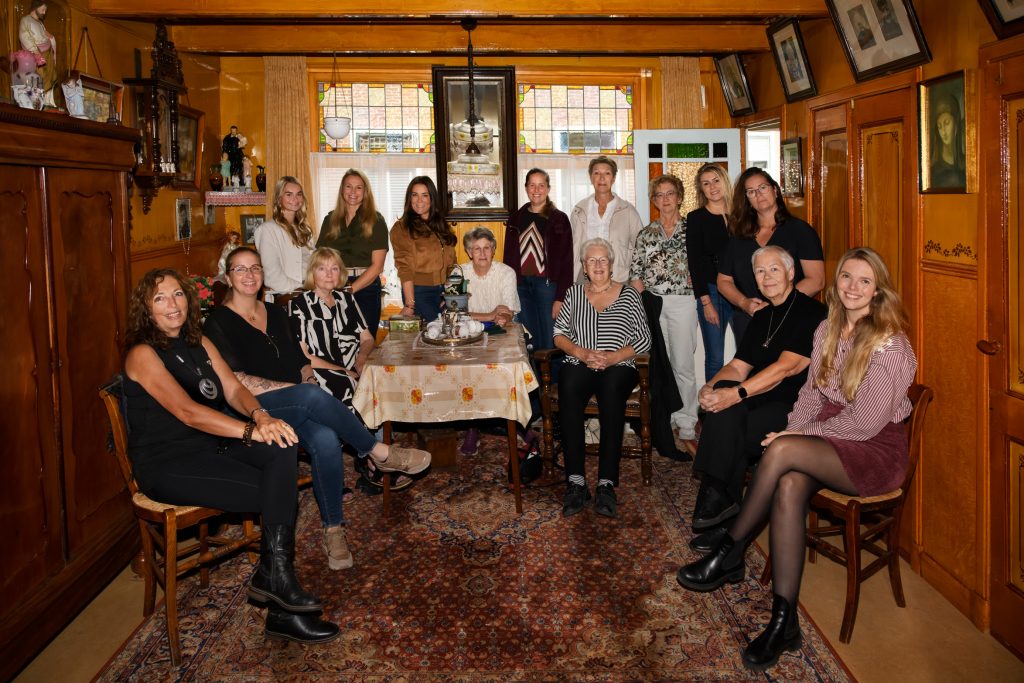 Van Hille Butter tot Aafie Bibber: vrouwen brengen Volendams erfgoed tot leven -
