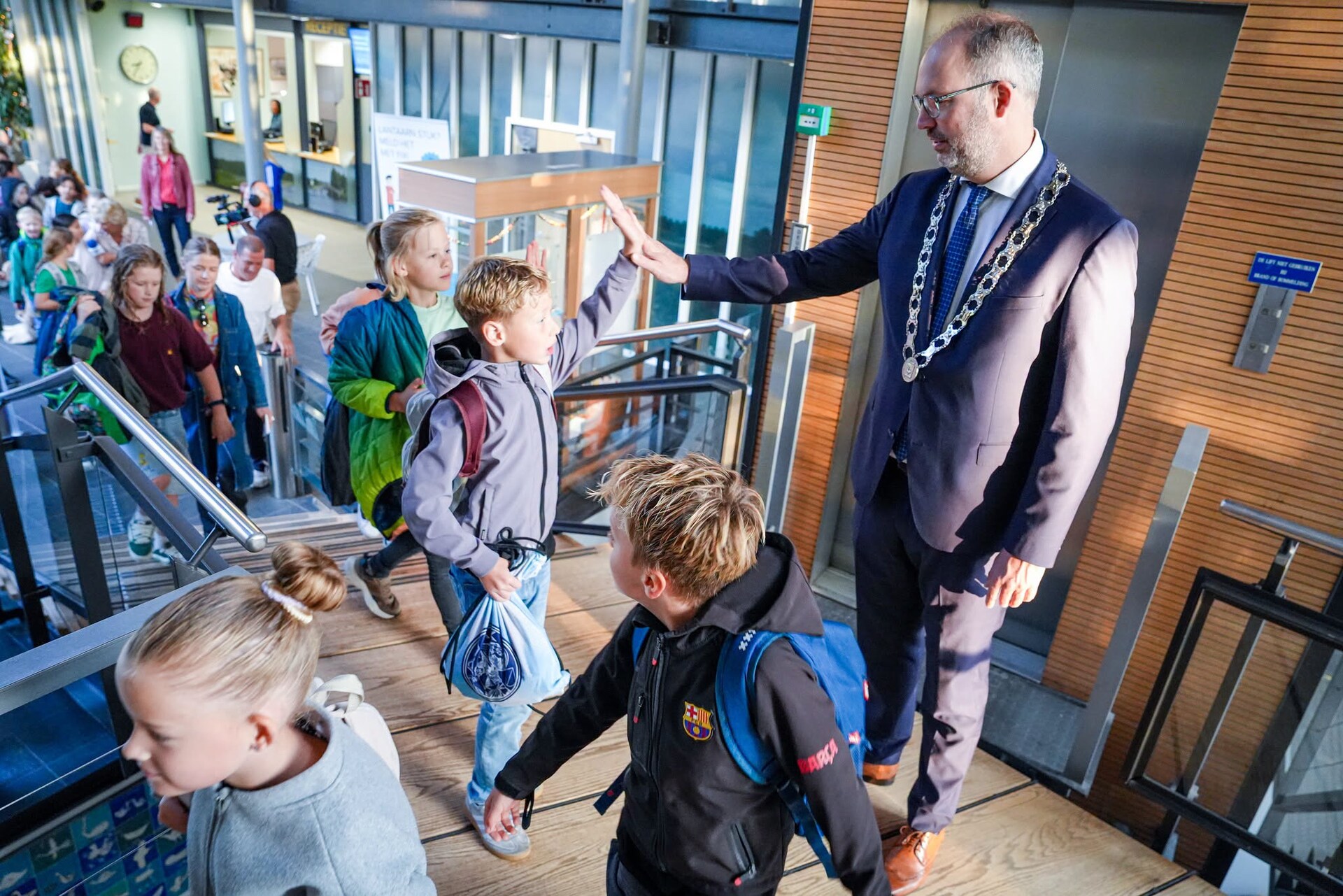 Burgemeester Landsmeer ontbijt met groep 6 van De Hoeksteen -