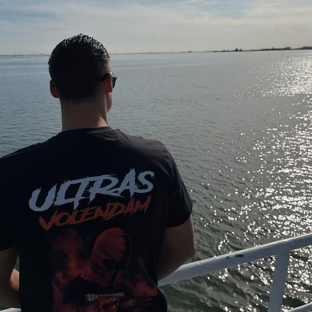Harde kern FC Volendam met de boot naar Almere voor voetbalwedstrijd ?? -